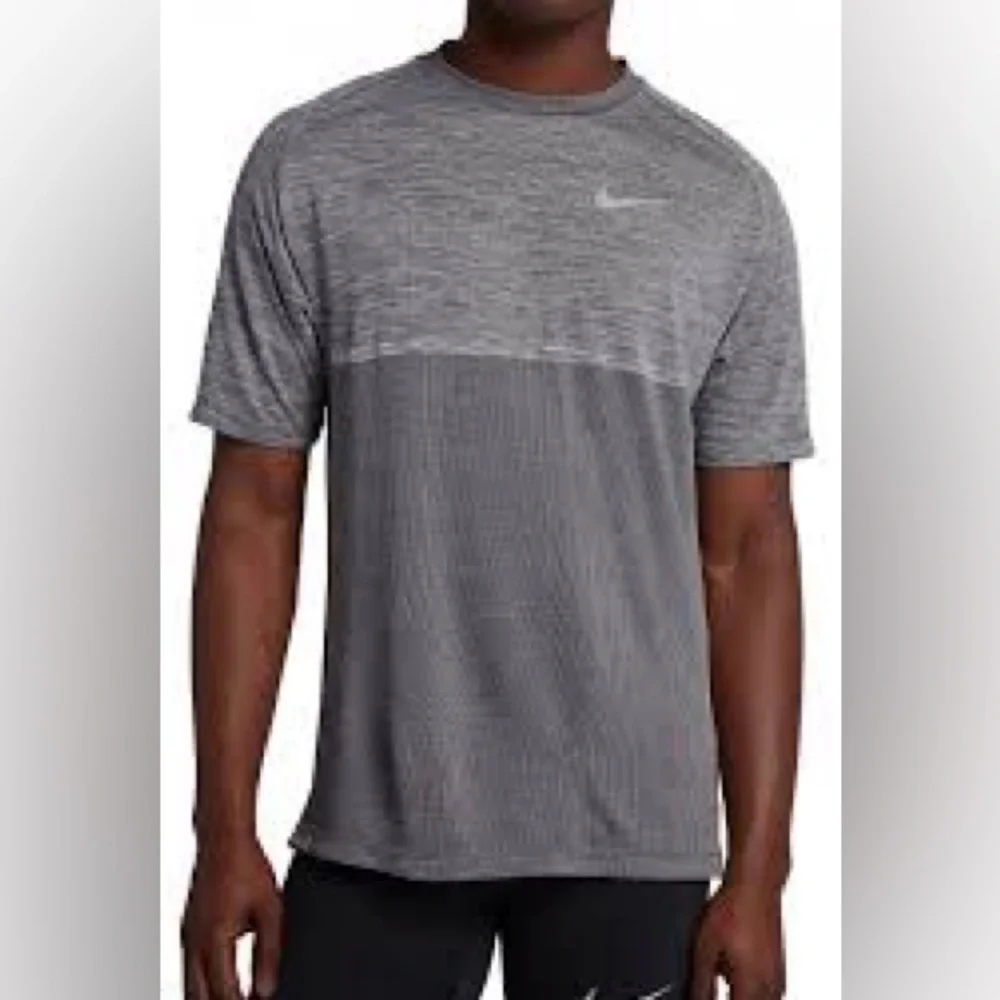 Nike Men's Medalist Black and Gray Short Sleeve Running‎ Tee Size Medium
